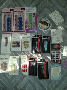 17 Piece Lot Fake Nail, Nail Art And Nail Accessories Bundle